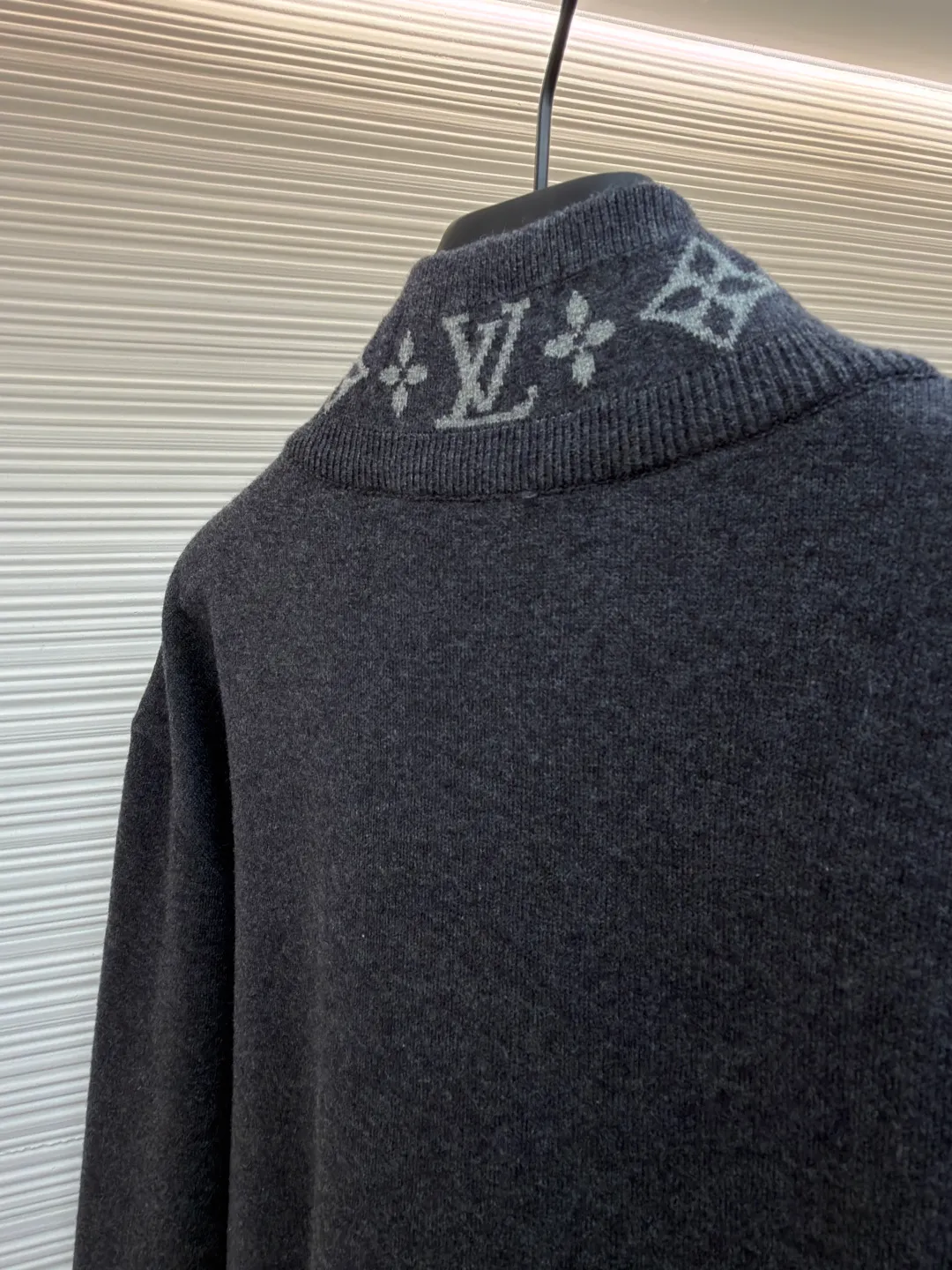 LOUIS VUITTON Wool knitted printed stand collar long sleeves ●Original version: purchased and developed by 16288 ●Item number: 1681616-C05 ●Fabric: wool blended fabric ●Technology: knitted ●Color: gray ●Version: fitted version ●Weight: about 665 grams ●Size: S-M-L-XL ●Description: Made of selected wool blended fabric, it feels soft and delicate and has good warmth retention. After special washing process, it presents a unique aged texture and soft color. The three-dimensional tailoring fits the body shape, and the stand-up collar design with smooth zipper closure makes it neat and stylish to wear. The collar and cuffs are decorated with the brand's iconic Monogram jacquard pattern, with exquisite details that highlight the brand's identity. The body of the garment adopts flat-turn open-stitching technology, the stitches are even and flat, and the lines are clear and smooth. The pockets on both sides are designed to be practical and beautiful, and the edges are reinforced to ensure durability. The ribbed design on the hem and cuffs is both windproof and warm and can modify your figure. The entire jacket embodies Louis Vuitton's ultimate pursuit of quality and craftsmanship from fabric selection, tailoring to detail processing. It not only retains the elegant style of classic items, but also incorporates modern design language, making it suitable for various occasions and showing a low-key and luxurious fashion attitude. The overall wiring is straight and delicate, the fabric is comfortable and soft, and the color is consistent without color difference. It can be matched with the same style to create a fashionable look and control various occasions. Customized accessories, complete with three standards, same style for men and women!